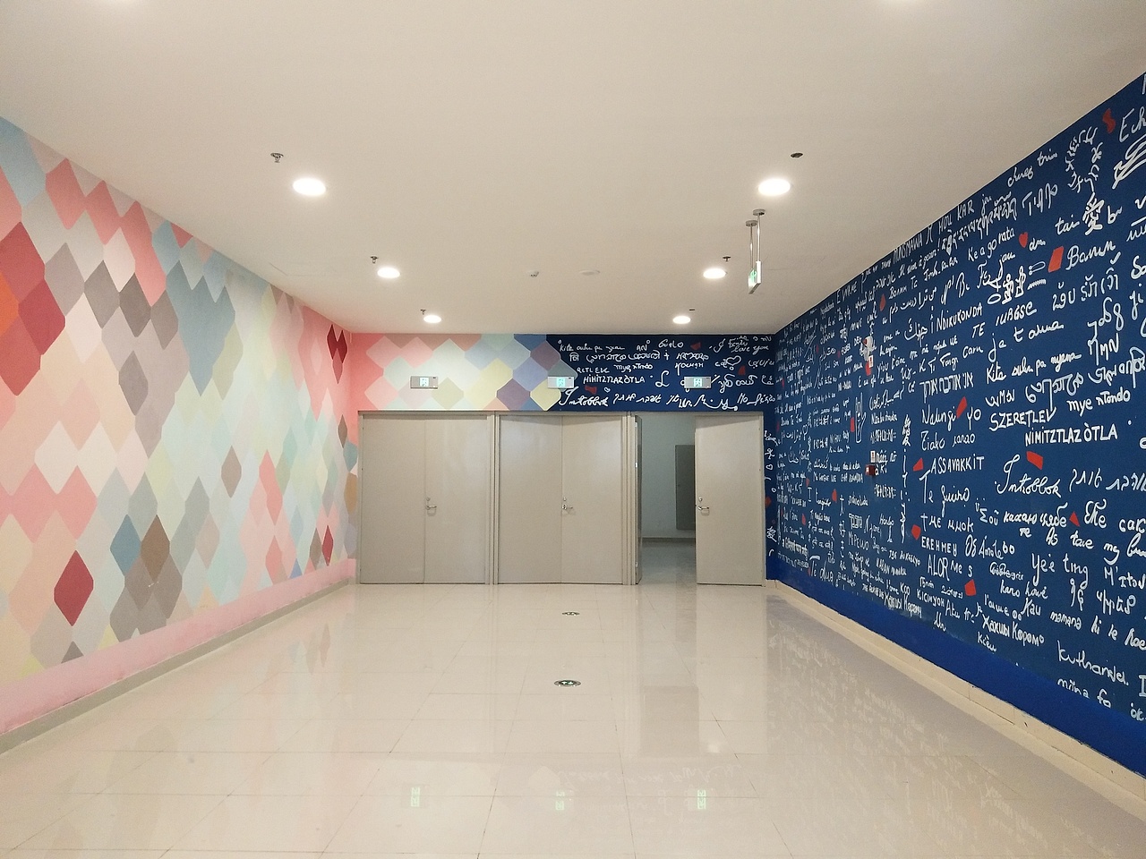 商场网红墙墙体彩绘 商场宣传墙绘