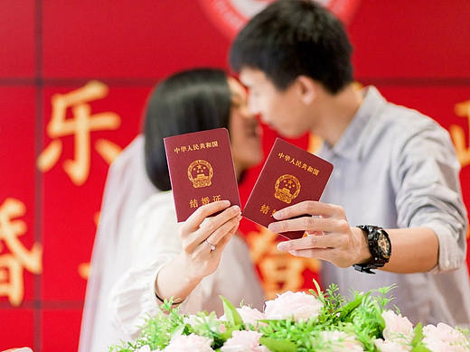 南宁婚礼跟拍怎么收费？南宁新人登记领证跟拍摄影师