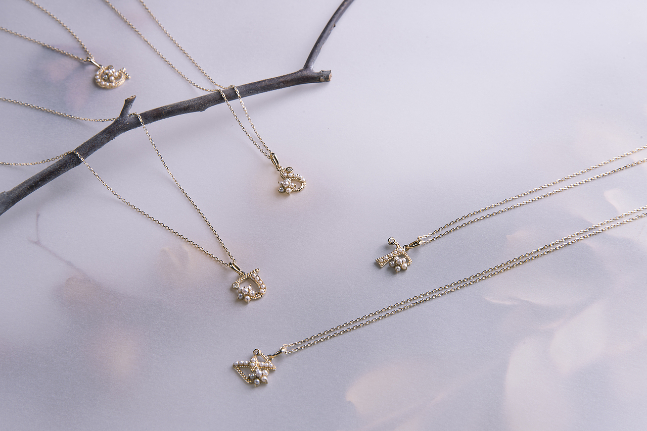 带珍珠的字母项链（图ZMTYxNzY5NDky） - 产品摄影 - 站酷设计师Dim750原创素材 - 站酷ZCOOL