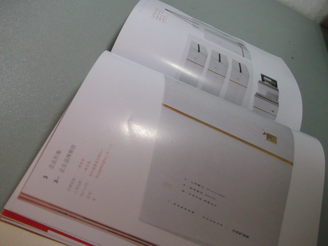 书籍细节
书籍内文部分文字用红色对话框包起来 表示话语。整本书任何地方都可以找到对话框的影子。