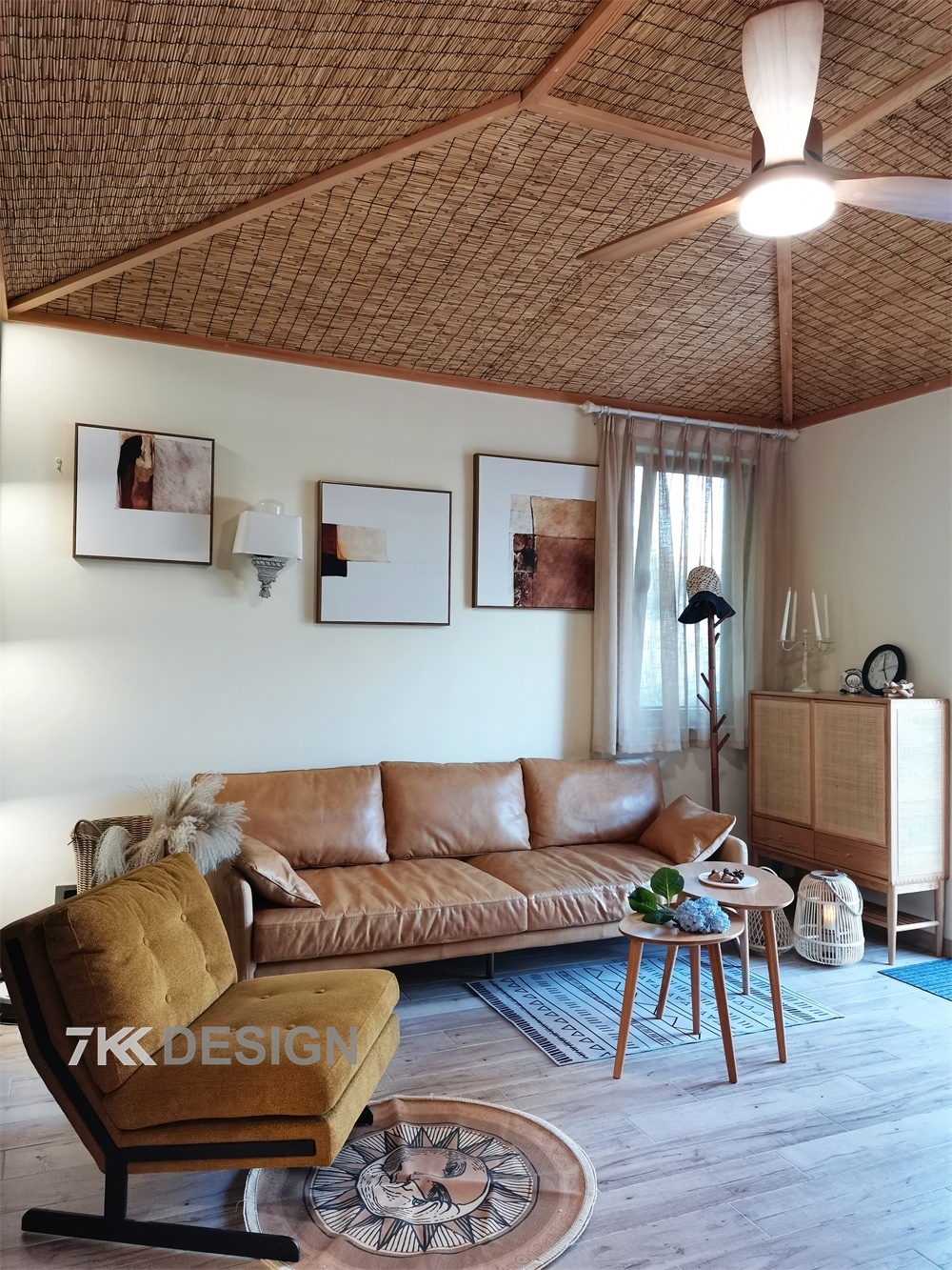 原木色地板与暖白墙面粉刷,客厅顶面的吊顶采用的是芦苇杆草席材质