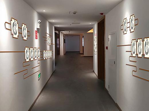 一组照片墙展示