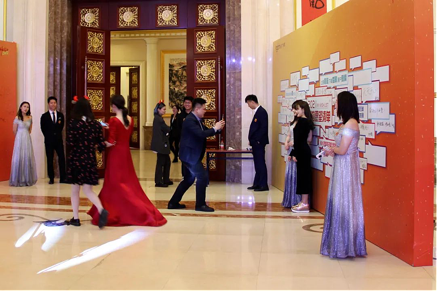 通广传媒-2021年度会议主视觉画面设计、应用（图ZMjQ0ODMyOTI0） - 海报 - 站酷设计师一只动物园原创素材 - 站酷ZCOOL