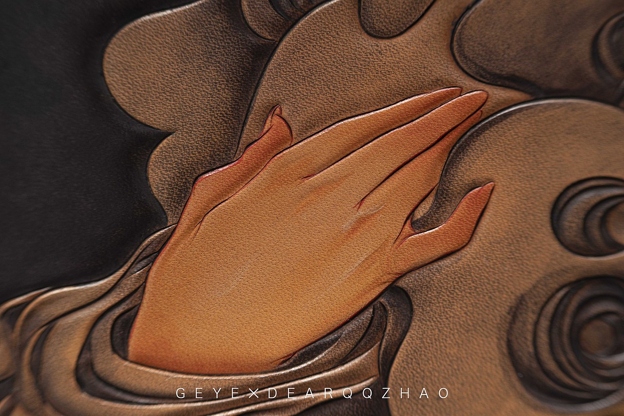 其实两种材质的表现,出来的效果还是不同,皮雕与原画相比之下,颜色相对暗沉了些,层次没有那么分明,有了些岁月的痕迹。但却也有着其间独有的质感与细腻。