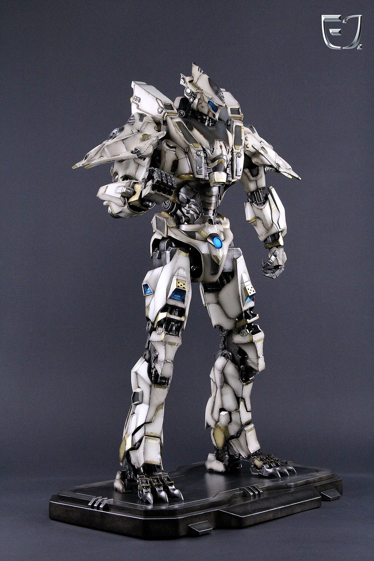 工作室受托创作完成5米的机甲形象,并同时创作72cm机战损旧化版甲雕像