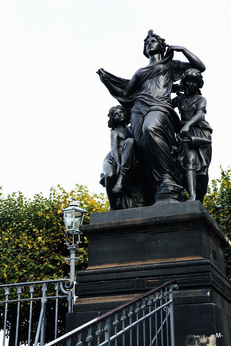 来，咱们谈谈吧城市规划的大哥们，雕塑都是黑的几个意思啊……虽然形态很美但是请告诉我座基都是黑的是在干吗啊Orz···