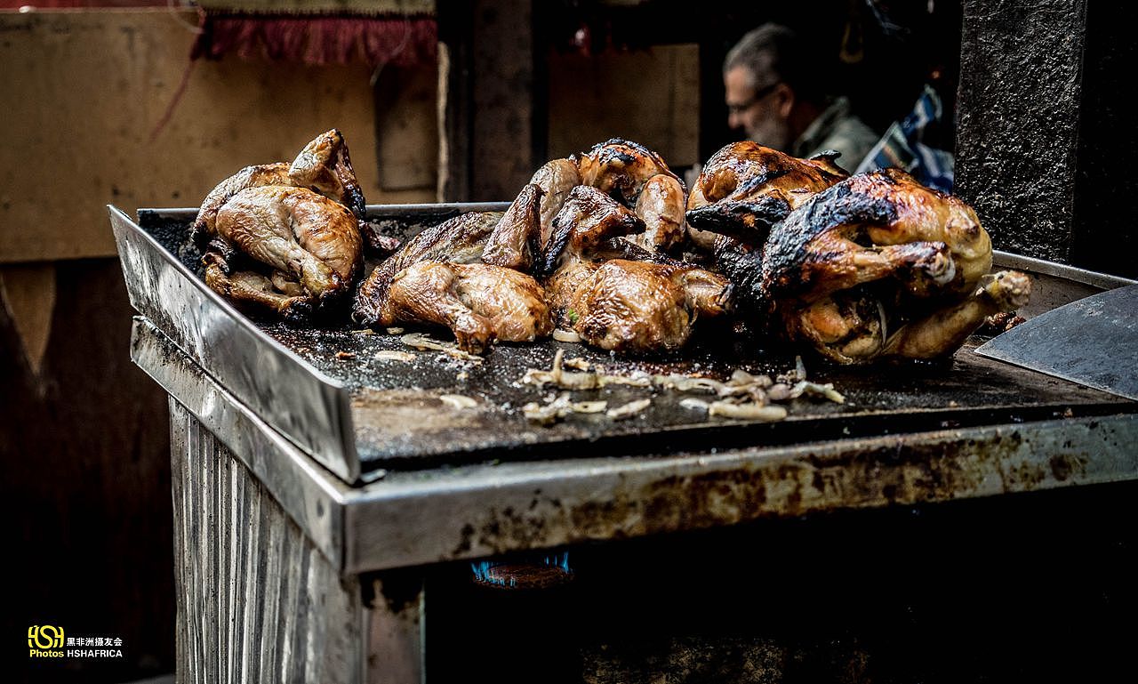 路边的烧鸡摊，我忍不住了，中午就选择在他家解决午餐了，可惜肉烤的太死，不是很好吃的说。