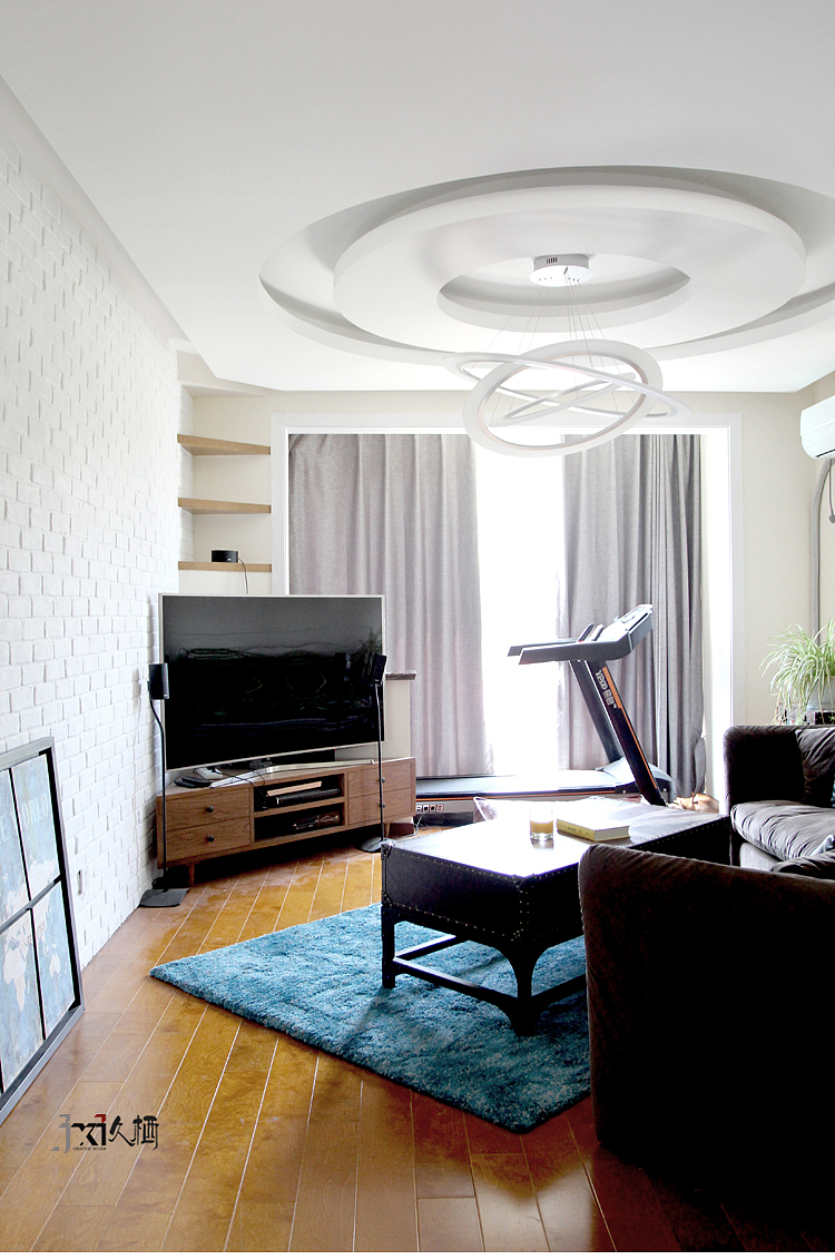 起居厅的巨大造型吊顶,成为圆滑这一空间主题密不可分的元素,加之贴近