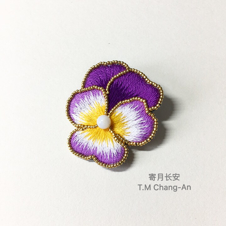 寄月长安手工刺绣胸针