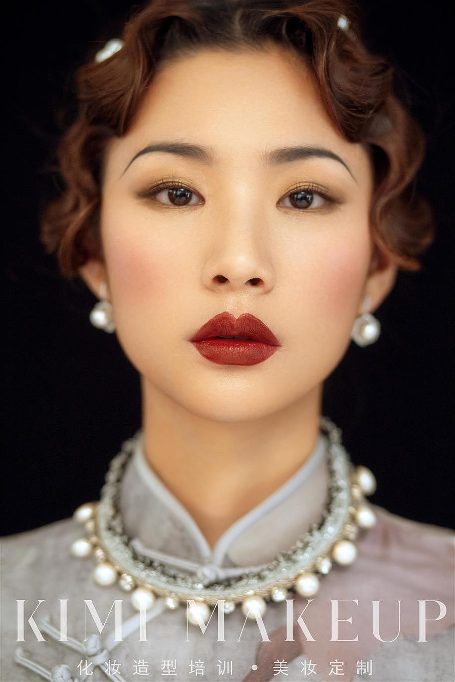 中式旗袍,西式晚礼,搭配复古的发型,以及极具魅惑妆容,高贵典雅的气质