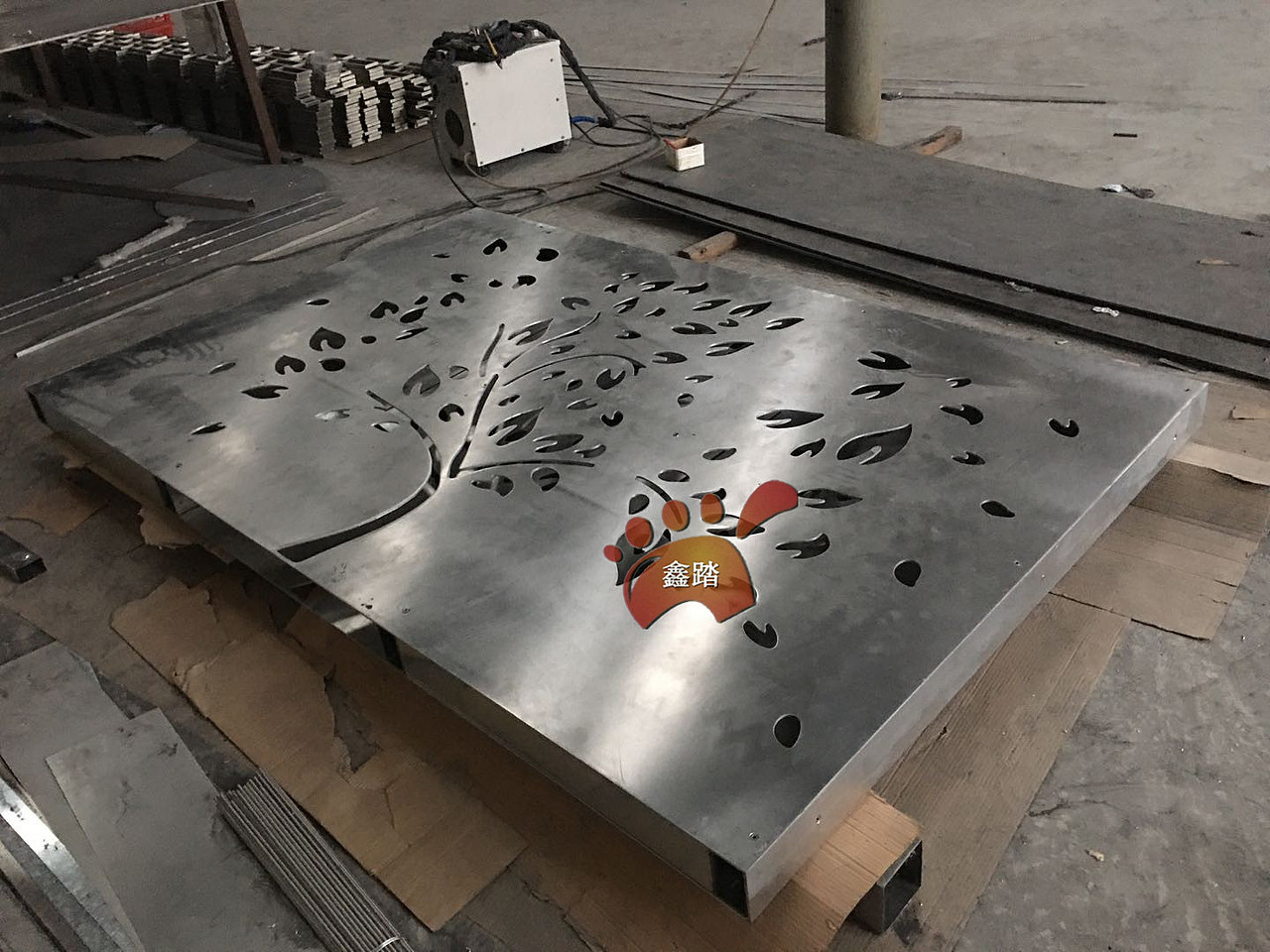 高档小区景观不锈钢发光背景墙、镂空梅花图案景墙效果（图ZMjExNjI1OTA4） - 其他工业/产品 - 站酷设计师恒鑫踏不锈钢制品原创素材 - 站酷ZCOOL