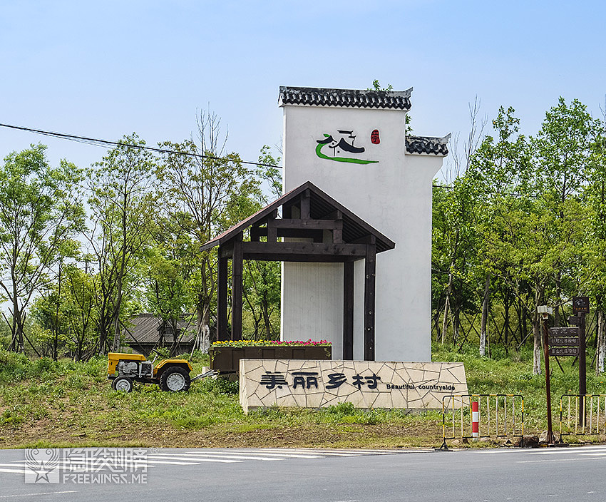 看了那么美的地方,是不是心痒难耐,不过这个地方还比较难找,可以百度地图搜索南京花猫农场,往南342米右拐,就到了通往董村的路了,祝好运!
<br>感谢江宁规划局,也感谢董村在绘画过程中给予的所有支持!<br>在绘画前期,团队成员多次探访董村,为了找出最适合绘画的地方,经常一待就是半天到一天,就是去想怎么样才能更有意思,更符合董村的特质。回来之后继续构思和设计,经过不断的沟通和碰撞,一幅幅画面呈现出来。这里有设计师的构思、客户全力的投入、以及画师精美的呈现。谢谢各位!<br>南京市江宁区最美乡村 五彩董村彩绘—从最美的乡村路过