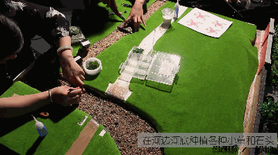 把之前做好的小桥粘到在河上