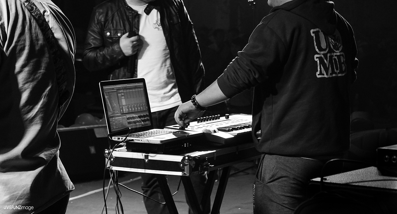 一场小型乐队现场演唱会