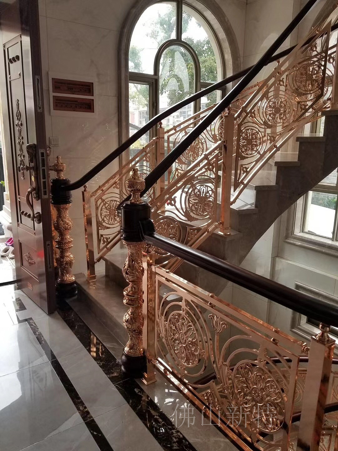 新中式别墅踏步楼梯安装金色铝雕花防护栏轻奢优雅