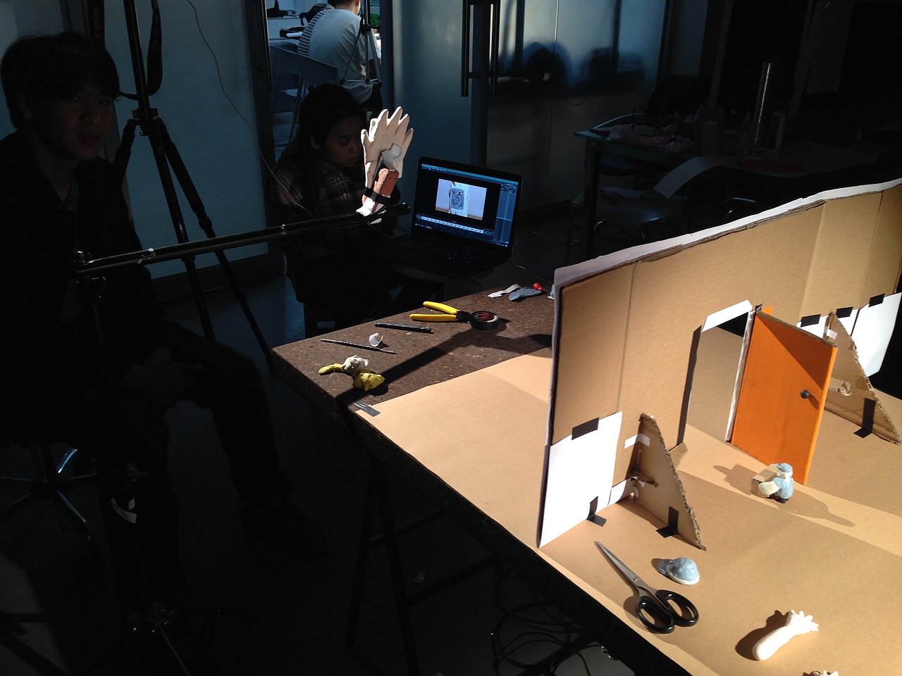 万能的胶带帮助我们拍麻烦的角度