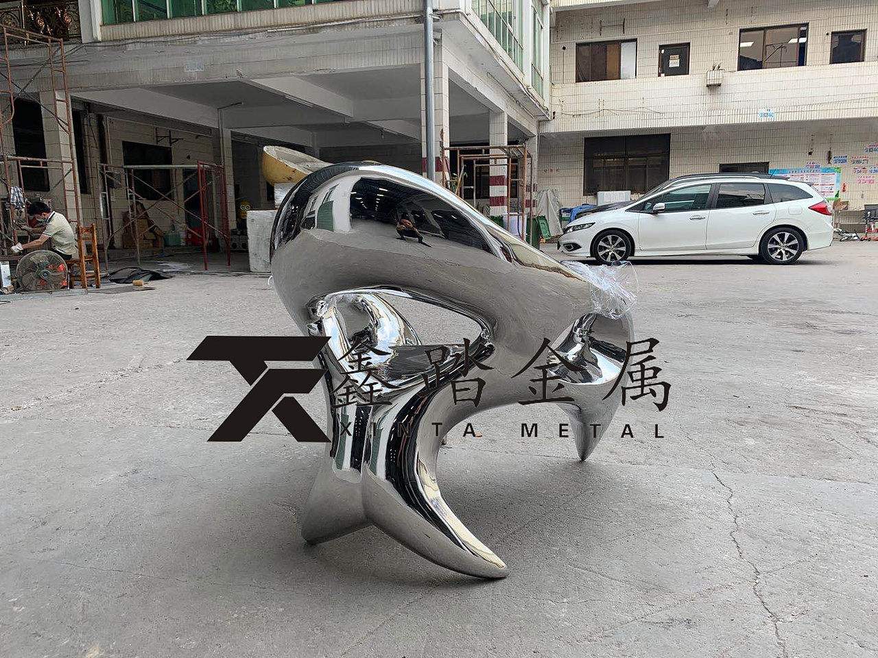 手工锻造双曲面不锈钢坐凳雕塑表面抛光镜面效果成品