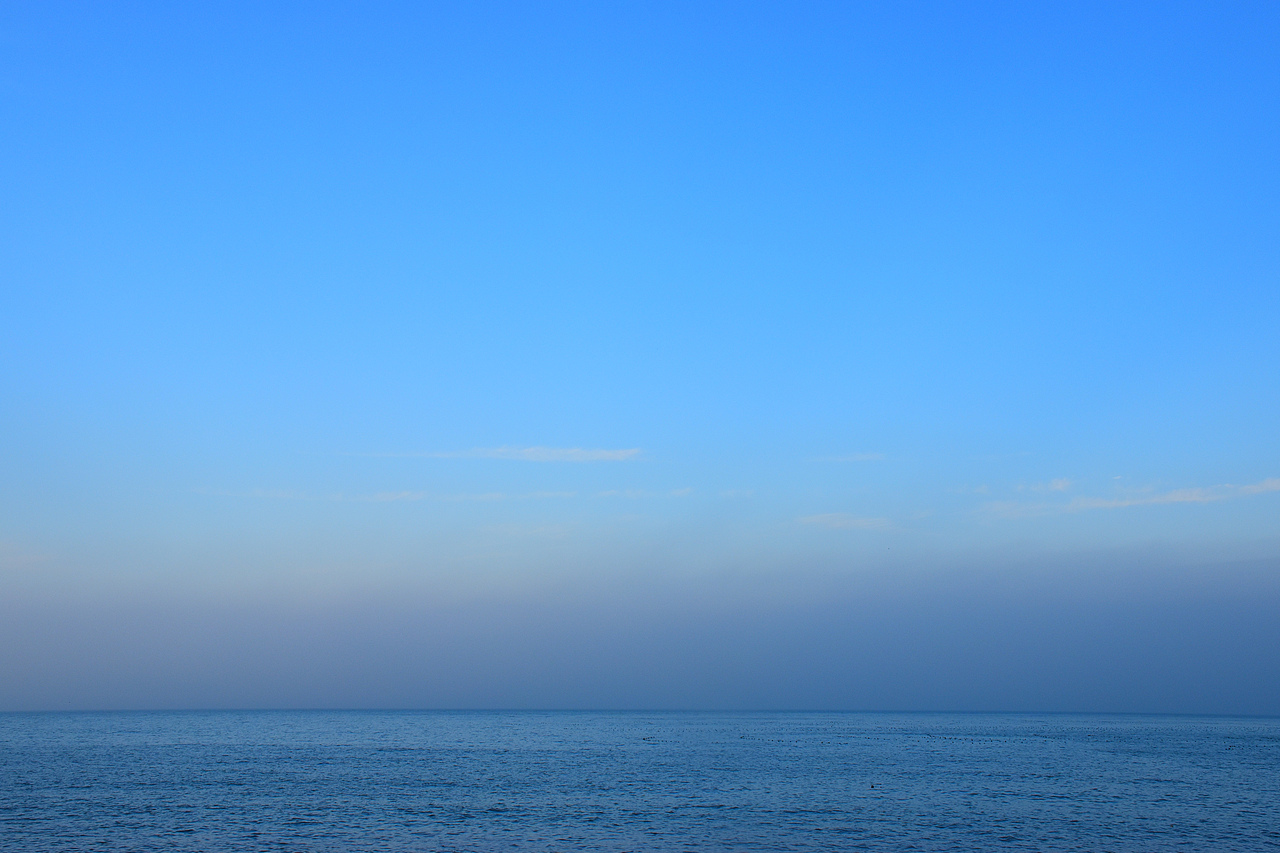 玩完回住处,在沿海公路上顺手拍了一张,感觉很干净,想记录下来。