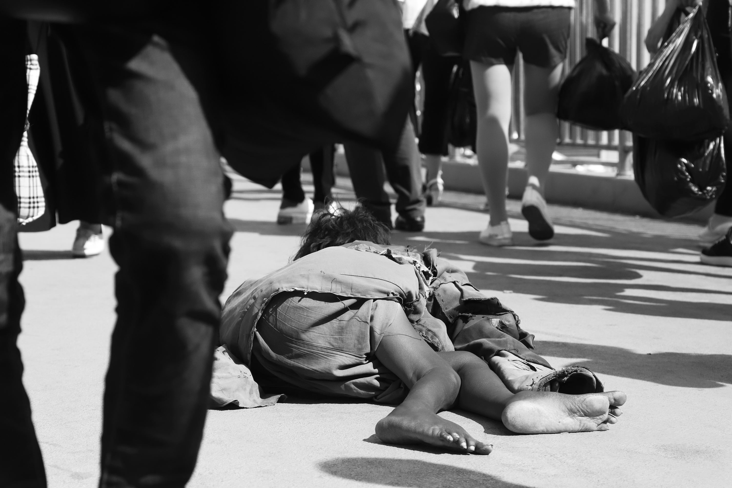 人群中的乞讨者