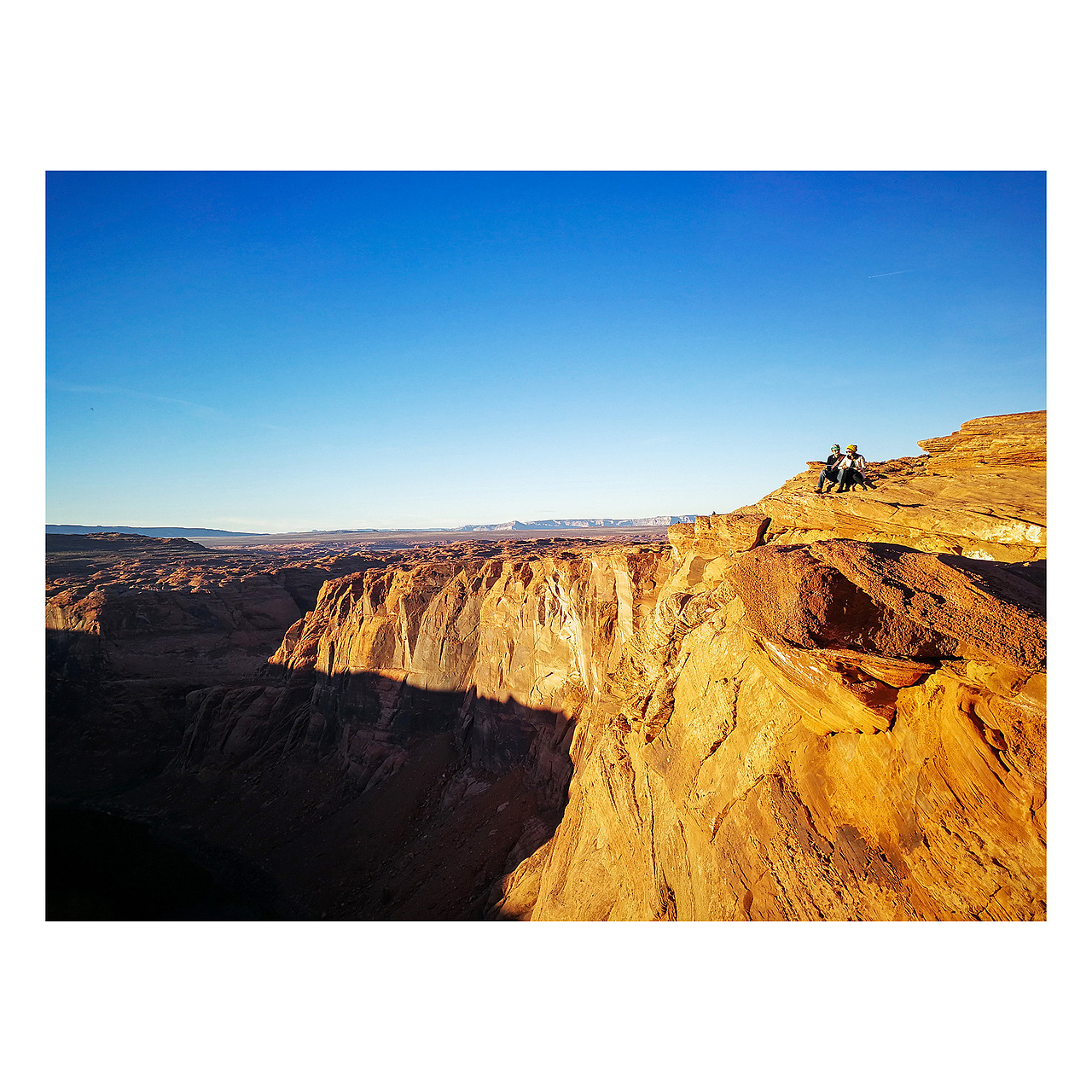 马蹄湾,很多人站在悬崖边上照相,太大了,手机根本照不了全景