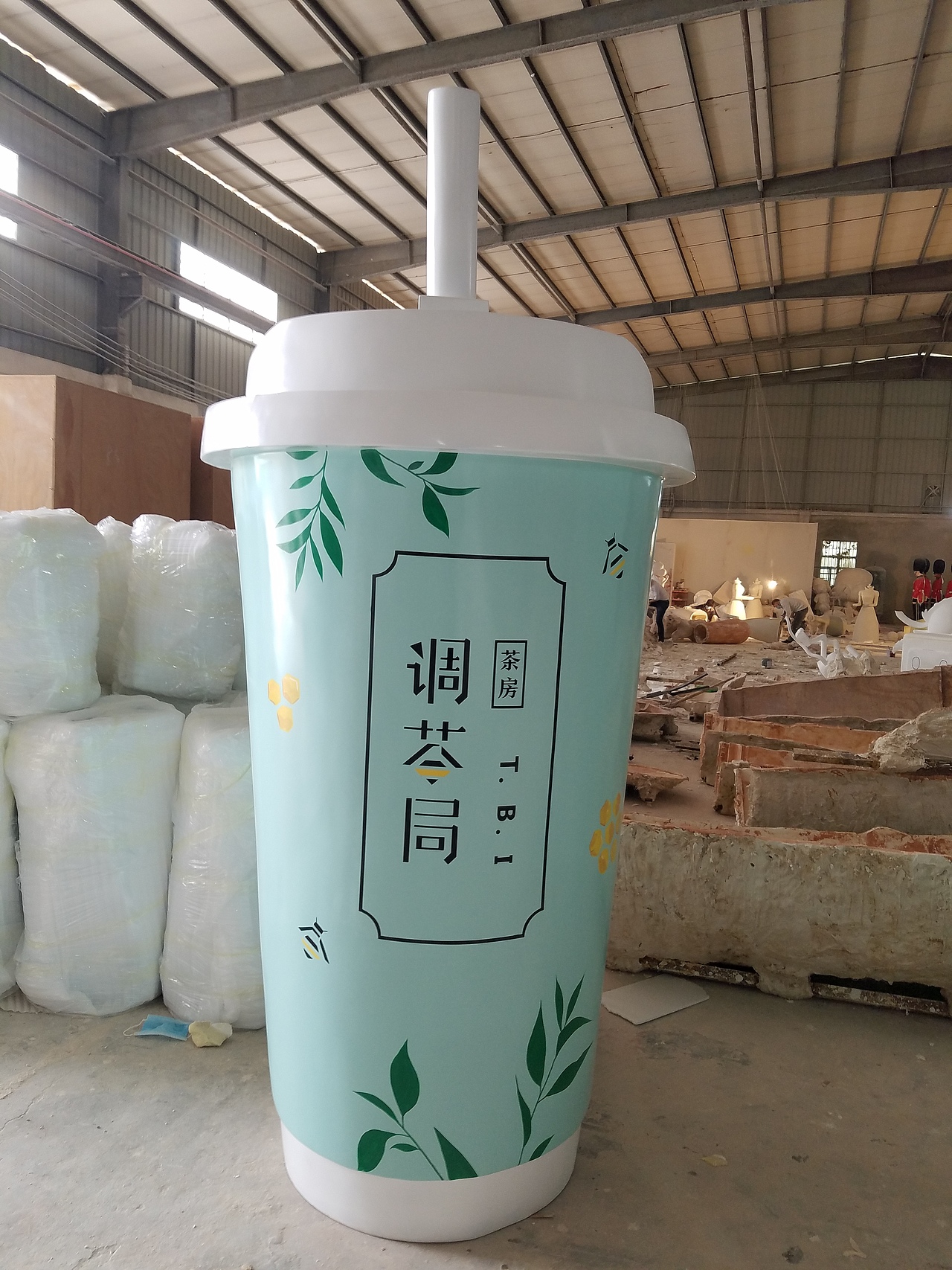 大型定制玻璃钢仿真奶茶杯雕塑杯子瓶子造型摆件