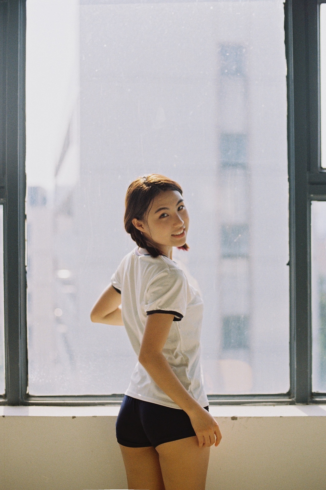 圖書館的窗邊（圖ZMjU2MDIxNjYw） - 人像攝影 - 站酷設(shè)計(jì)師川楓鈴木原創(chuàng)素材 - 站酷ZCOOL