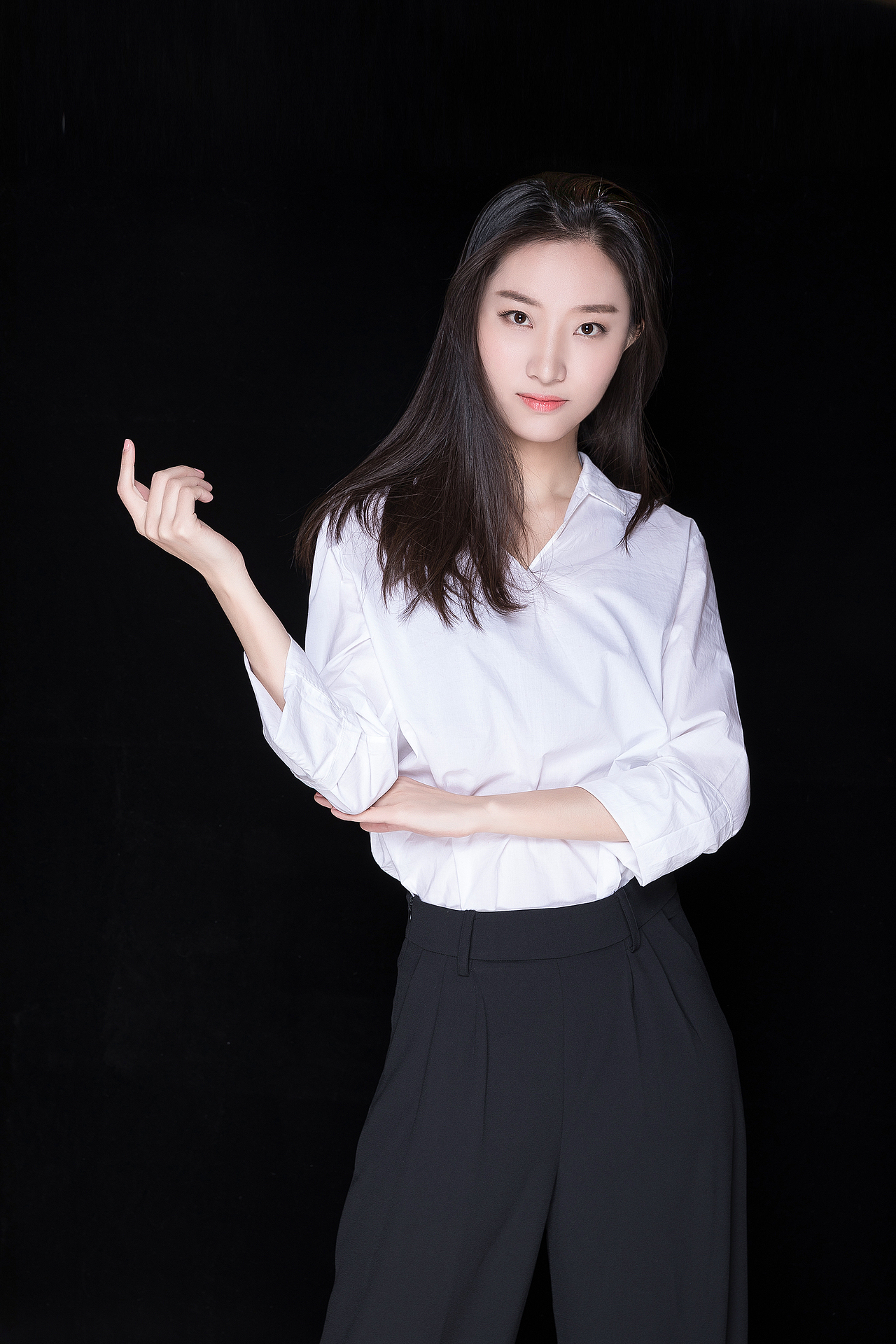 商务形象照纯黑背景写真