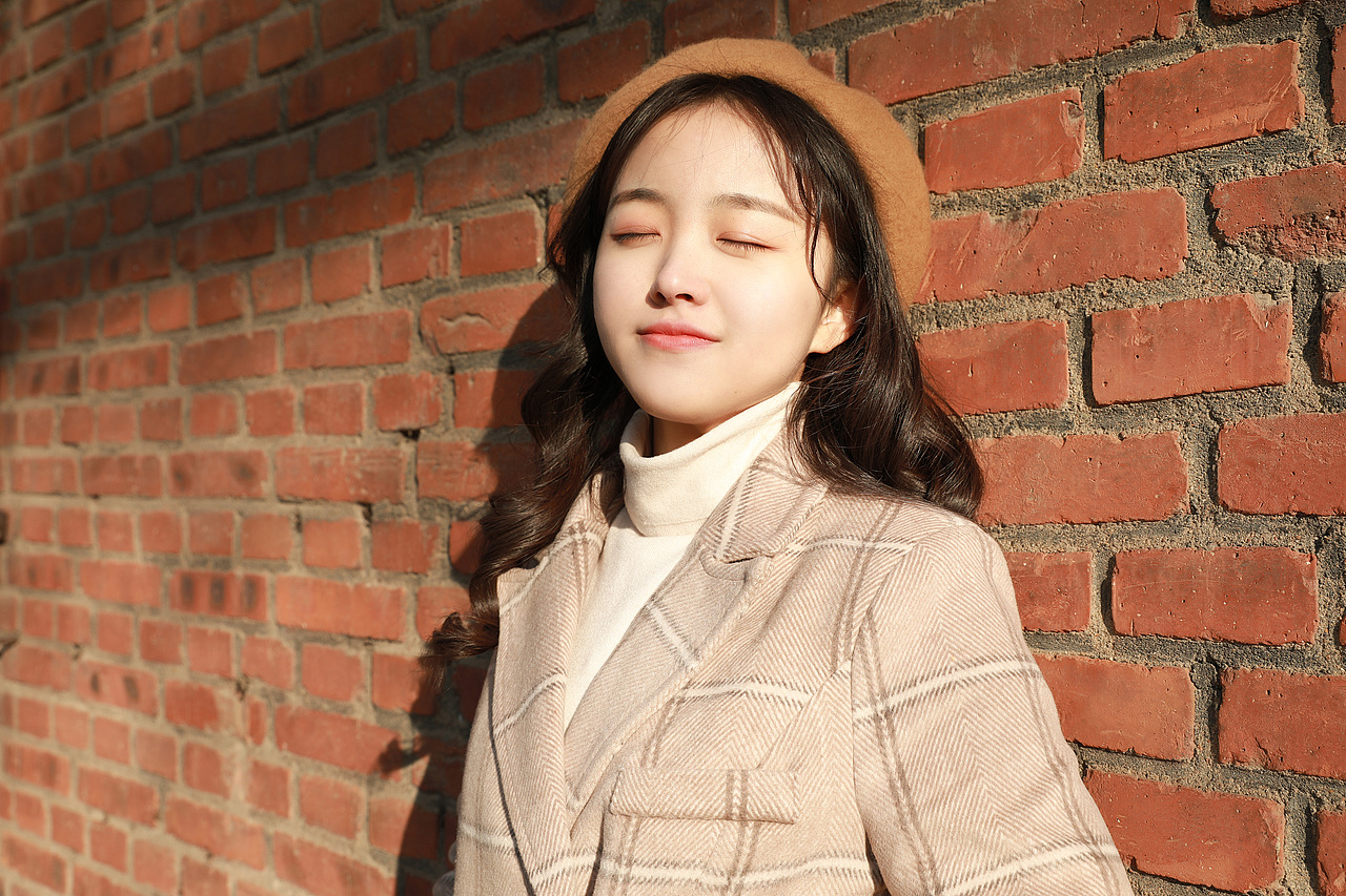 秋季校园少女冬日暖阳