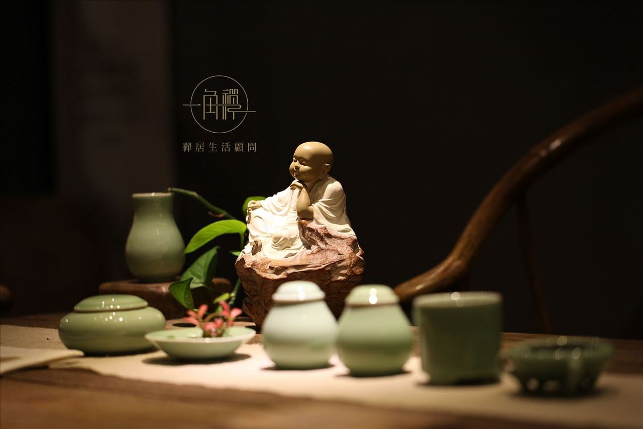 作品可以用“形、神、意、质”来概括。形：传承汉唐之风，融合现代审美，设计简约，格调高雅；神：手工雕琢，一颦一笑，低眉颔首，神韵十足，栩栩如生；意：题材脱俗，意境悠远，值得玩味，回味无穷；质：铁丸石沉淀海底数万年，炼就温润细腻的品质，能有效调节人体阴阳平衡、驱散身心疲劳。