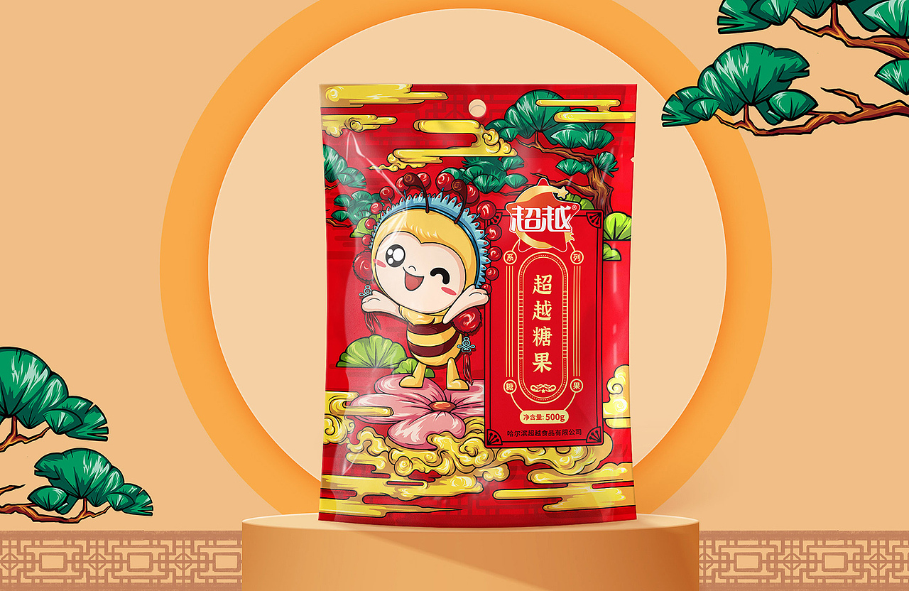 由于品牌品类中传统中式糖果占比较高,同时品牌精神内核也贯彻了传统勤劳勇敢的要素,所以在通用外包装上,缤策决定选用融汇古今中外集大成者的国潮等个,配合时下流行的厚涂风格,加入松柏、桃花、祥云等传统意象使得画面具有浓郁的中华气息,品牌IP则换上了京剧头饰,这一代表这国粹的经典符号,让消费者联想到传统文化;纵向排版形似春联,与背景中雕花窗棂相互呼应,在内容与形式上达到高度的统一;配色上也遵循了传统年画中的大气华美,绚烂夺目,便于记忆与传播。