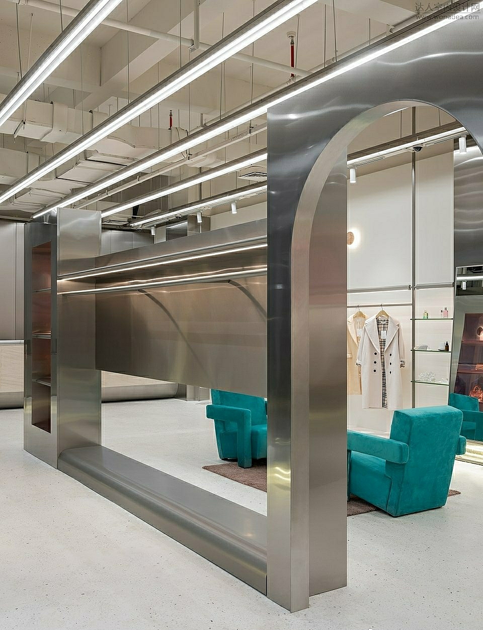 女装店-平衡未来感的一抹“温暖”