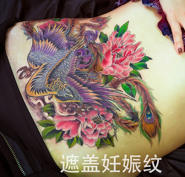 武汉江提街纹身小姐姐遮盖腹部疤痕:凤凰戏牡丹,远航