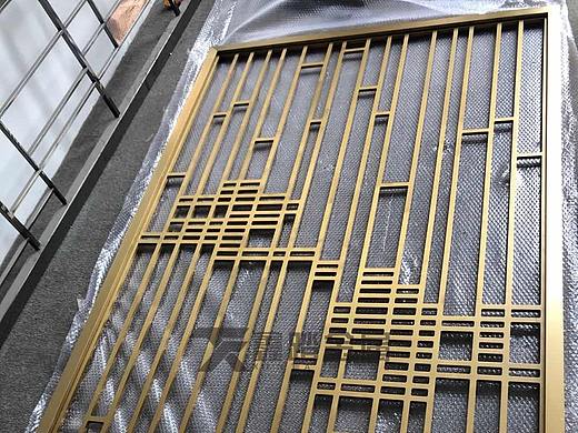 拉丝钛金铝板雕刻屏风、沿袭至今的金属装饰隔断实物图