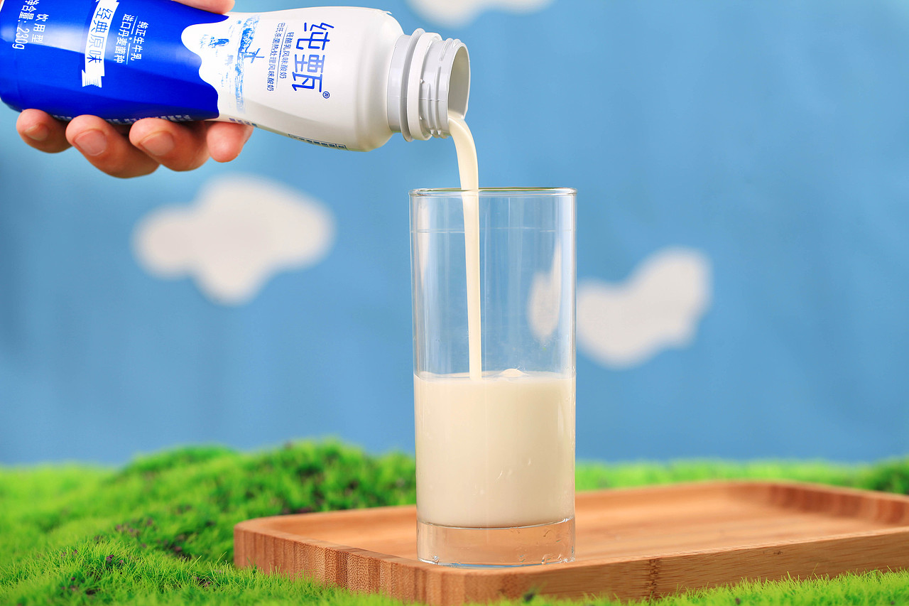 炎炎夏日，带你去草原品尝蒙牛牛奶（图ZMTY5ODg0MjE2） - 产品摄影 - 站酷设计师秦山之味原创素材 - 站酷ZCOOL