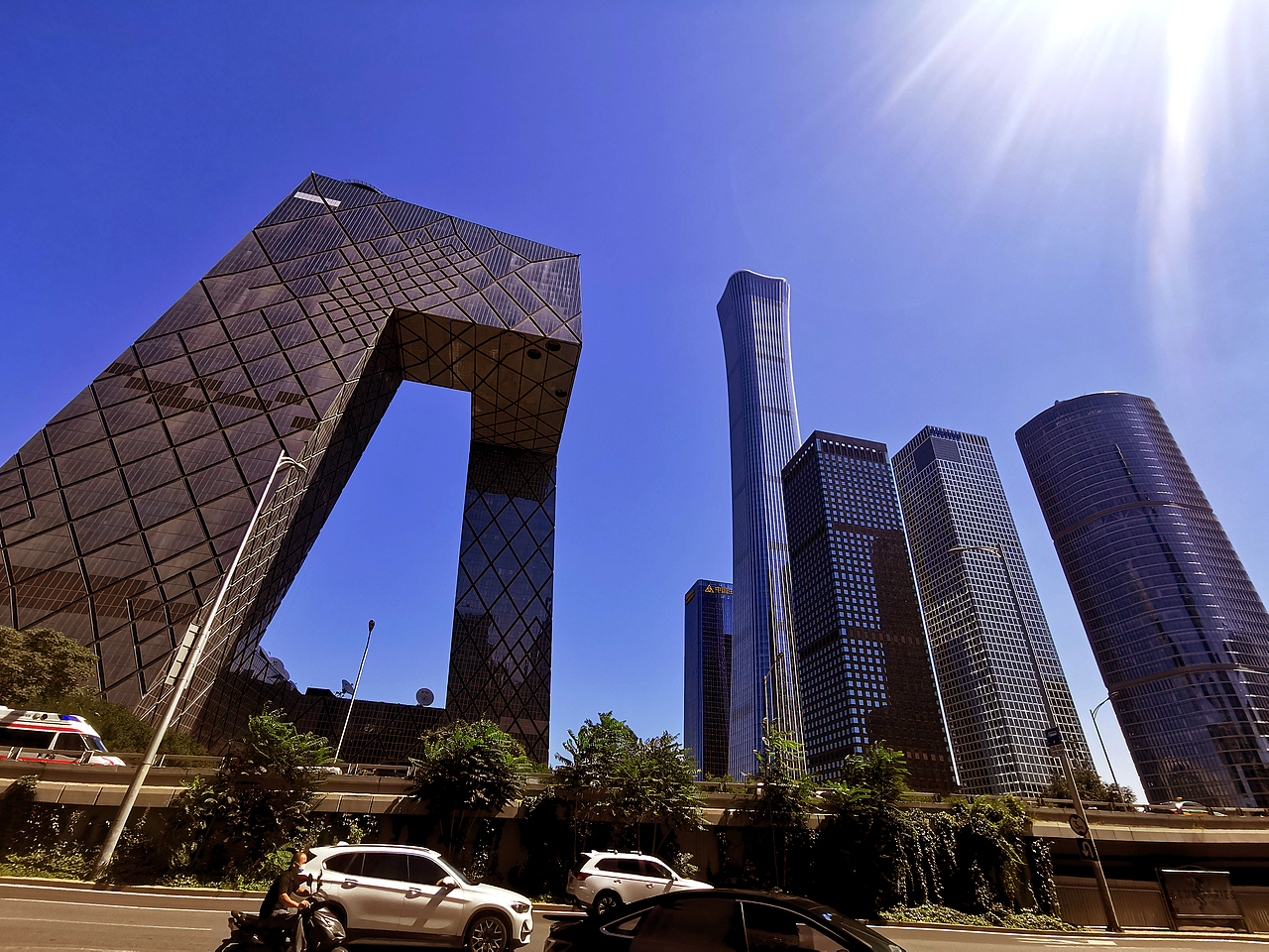 暖色调的暖初秋日的北京街头风光拍摄