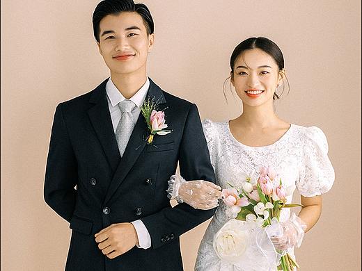 太喜欢我的室内极简婚纱照啦！
