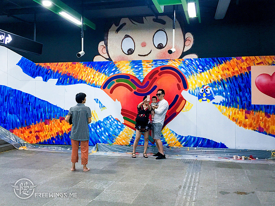 画面引起了过往游客的各种互动