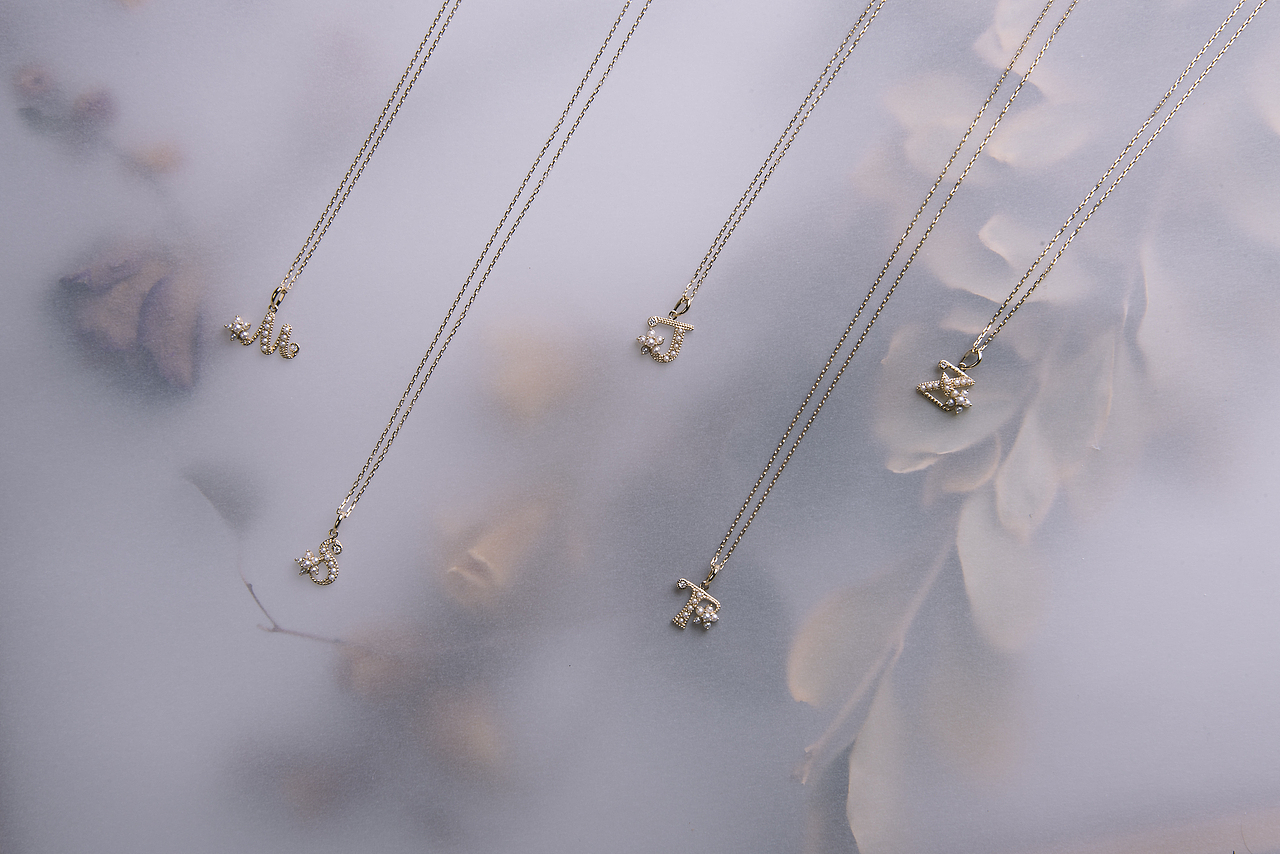 带珍珠的字母项链（图ZMTYxNzY5NTA0） - 产品摄影 - 站酷设计师Dim750原创素材 - 站酷ZCOOL