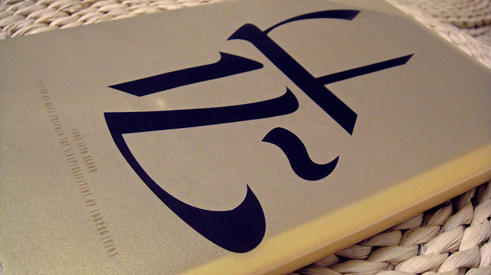 原本想如同全书的设计一样，用一个很精致的小字来装饰封皮，后来大胆推翻了：把字撑满，挺好。