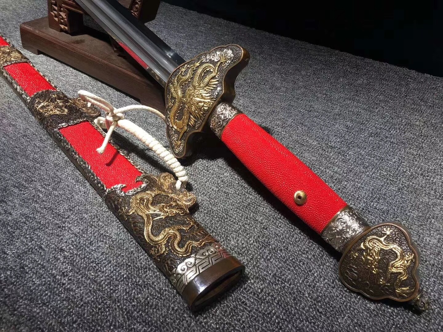 铜装鎏金鎏银百炼花纹钢双槽手工研磨精品鱼皮鞘 御龙剑