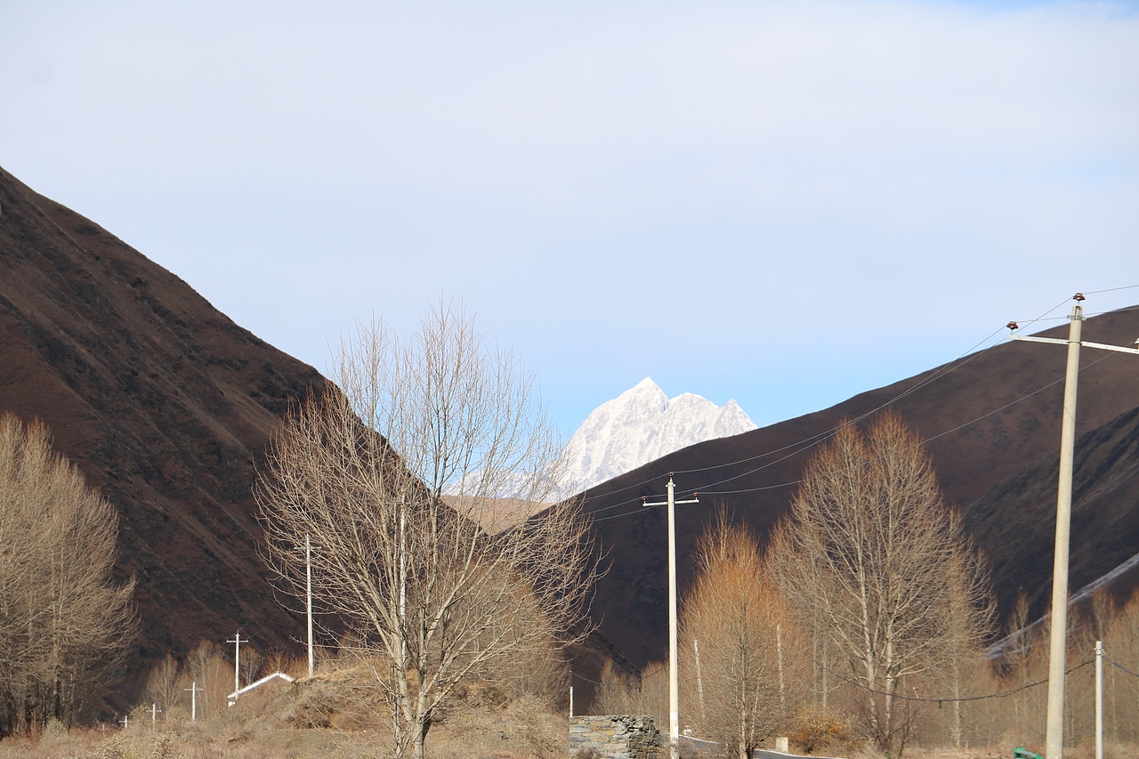 远处是雅拉雪山