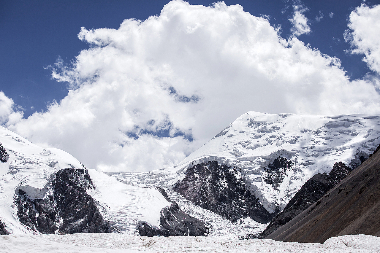 青海-阿尼玛卿雪山-冰川之上