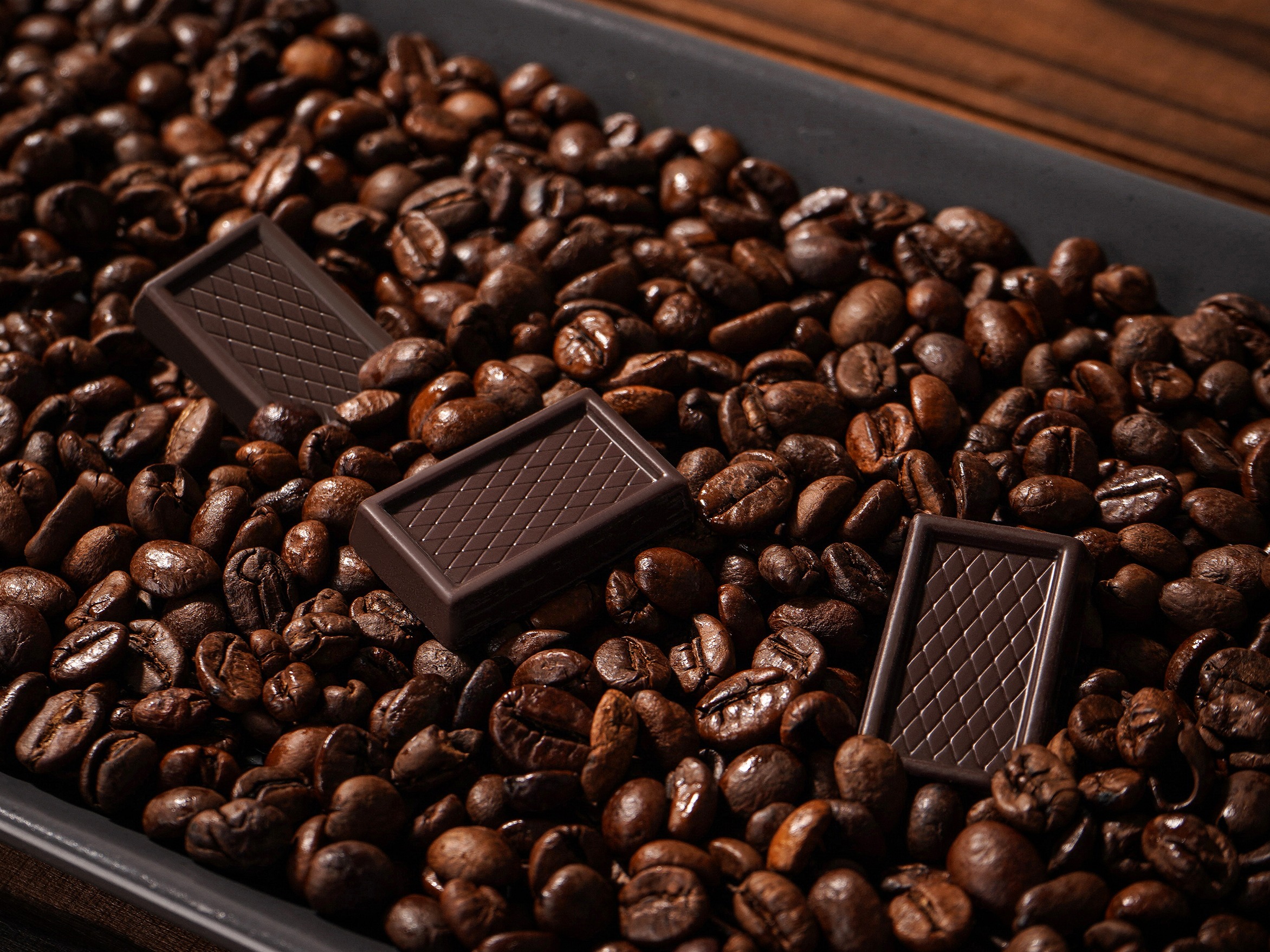 拿铁玛奇朵咖啡加肉桂，巧克力和咖啡豆照片摄影图片_ID:393904929-Veer图库