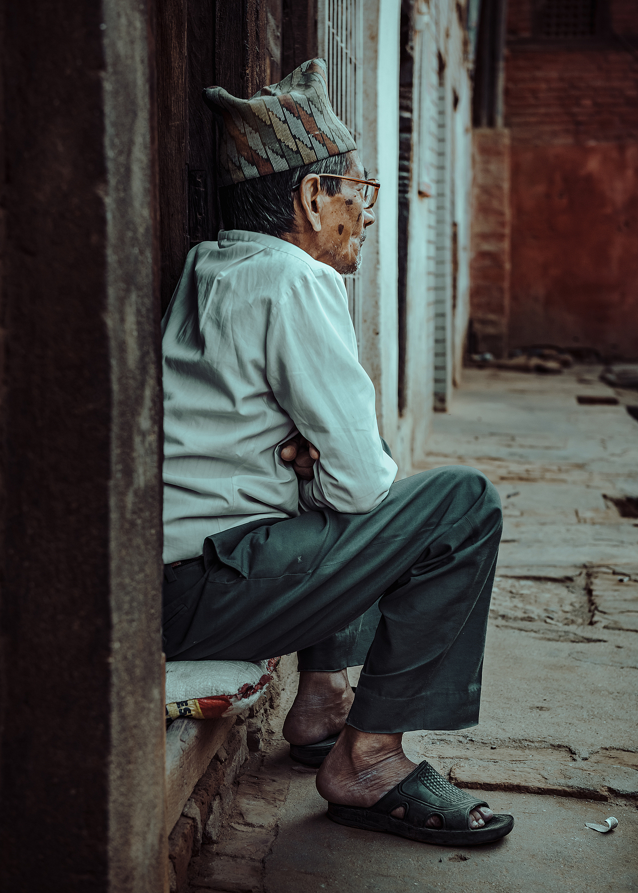 在他周围,人们的生活一如往事:清晨的集市,贩卖佛珠的生意,入夜时分,会有人凑过来悄声问你是否需要大麻,生活远在我们的想象之外存在着。