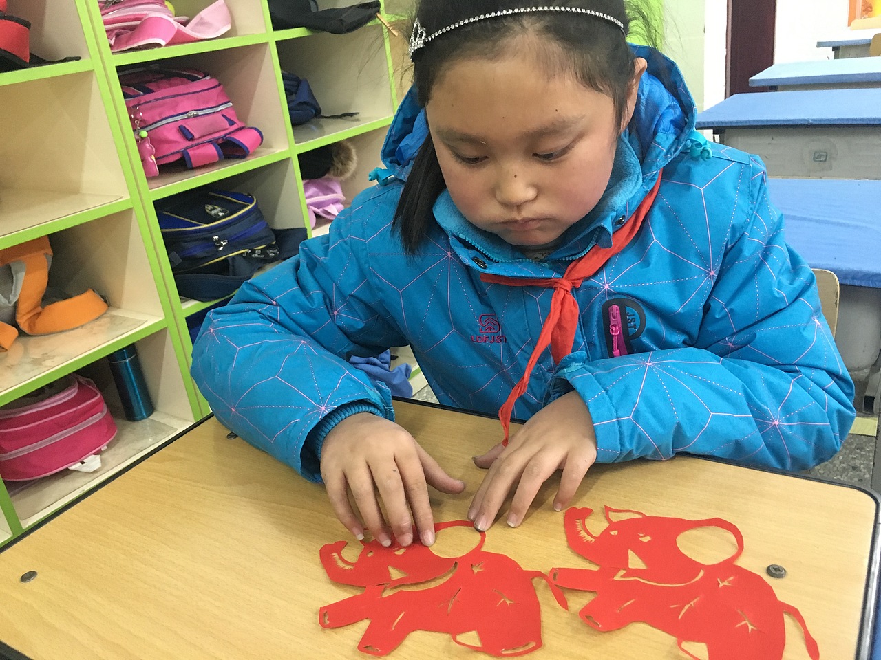 鲁峰小学剪纸社团 (第十四课)