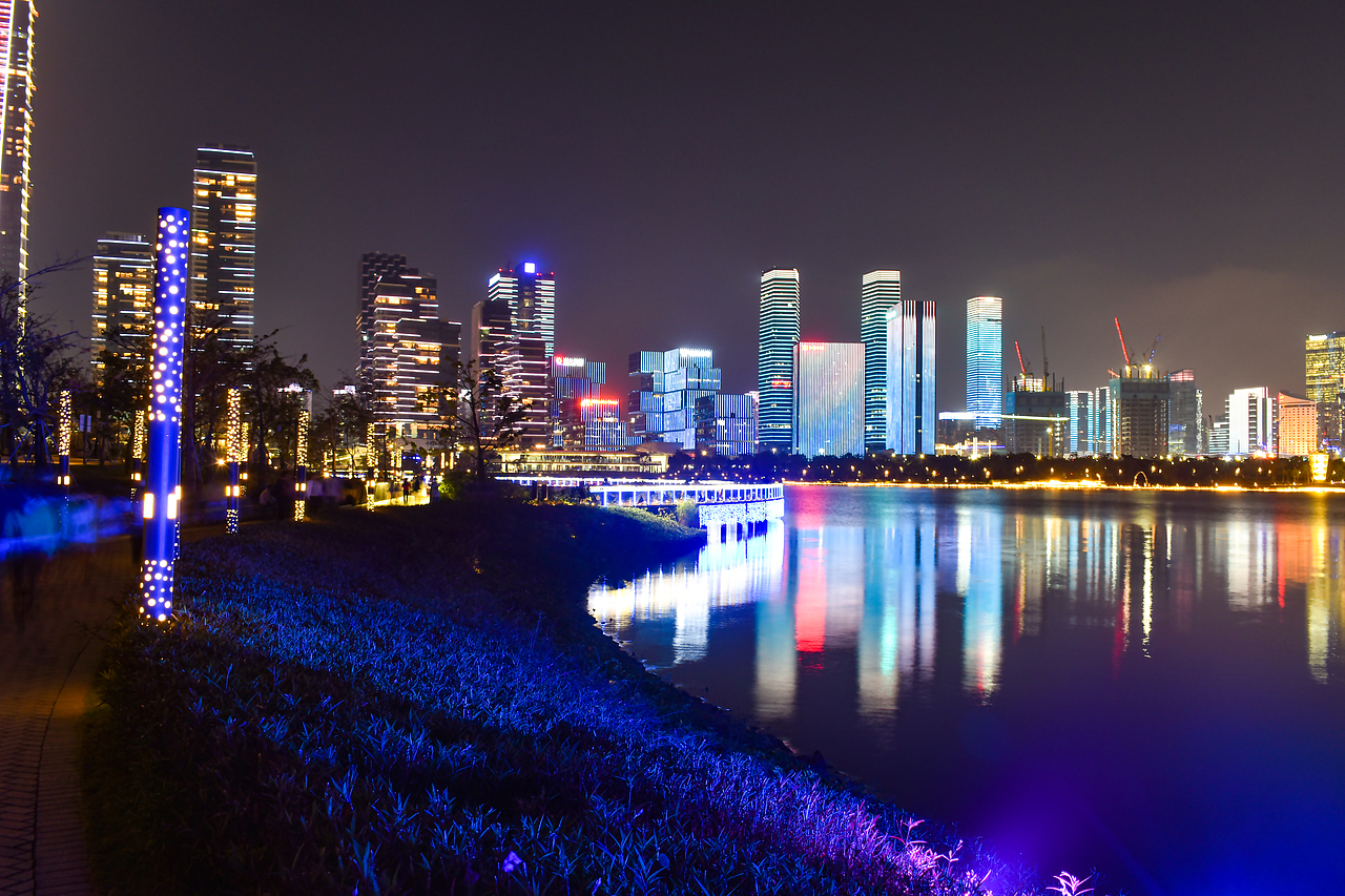 第一次尝试拍城市夜景,坐标深圳湾人才公园。