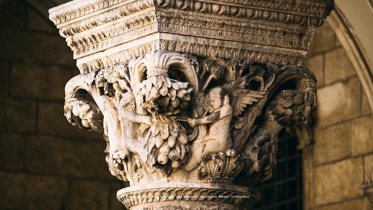 整个惊艳城是值得步行慢慢走走的，四处都透露着华丽的细节和美妙的原始感，这十分难得，其中最精彩的应该还是它的总督府（Rector's Palace）如今的它是一个小型的博物馆，这里最原始的建筑在1435年的战争中破坏，之前提到的那不勒斯建筑师欧佛瑞欧在此新建了一座哥特式建筑，虽然之后依旧有所破坏但是大部分主体保存至今，后期的修复又给他增加了许多不同风格的细节。外廊靠近街道一侧有非常精美的柱式布置，每一个柱头的浮雕都不同，应该是有一个完整的故事体系，花纹精美人物形态清晰，令我印象深刻。当然这里最有名的是美剧权游中的取景地，还是颇为重要的戏份，所以圣地巡礼的人倒是不少~木门与内部楼梯都十分漂亮~
<br><br>