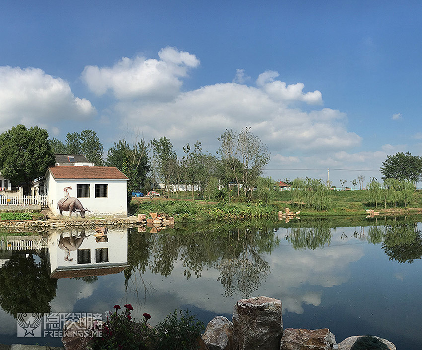 ▲ 牛儿在安静的吃草,牧童在看着什么,村口的池塘倒映着他们的身影,一幅轻松惬意的乡村美景。