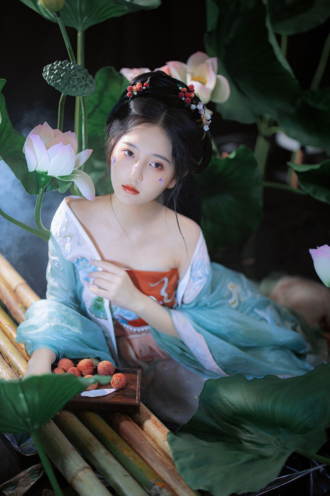 荷花池仙女姐姐（图ZMzE3MDY2Mjk2） - 人像摄影 - 站酷设计师阿波摄影原创素材 - 站酷ZCOOL