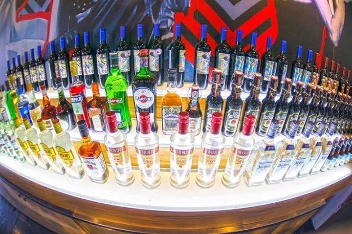 波普草莓音乐餐吧设计